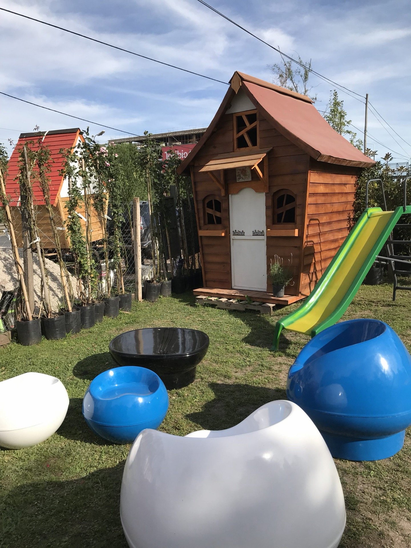 Casita en el jardín con tobogán y pelotas de juego